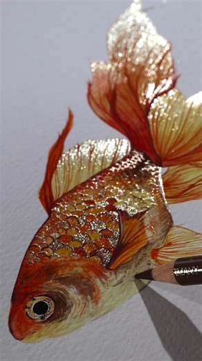 Hands down, this is probably the most mesmerising fish process video I have ever watched. That gentle glitter fully brings this beautiful creature to life! The watercolours used by @lisilinka are: “Crystal Gold” from her @lisilinka.watercolors Metallic Prism Set and “Champagne” from the @lisilinka.watercolors “Merry & Bright” set. #beautifulbizarre #lisilinka #watercolor #watercolorpainting #watercolorartist #watercolorartwork #goldfish #glitterpaint #sparkle #holographic #metallics #metallicwat
