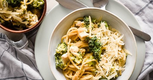 One Pot Creamy Chicken Broccoli Pasta - Slender Kitchen