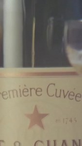 Le 31 décembre, Le Limousine vous ouvre les portes d’une nuit d’excès raffinés : Les Folies de Minuit. Une soirée digne des grandes fêtes : cotillons, champagne glacé, caviar perlé, homard éclatant et notre fameux bœuf du Limousin. Un menu décadent, proposé à 150 $ par convive. Réservations sur @OpenTable ou via le www.restaurantlimousine.com | Restaurant Limousine