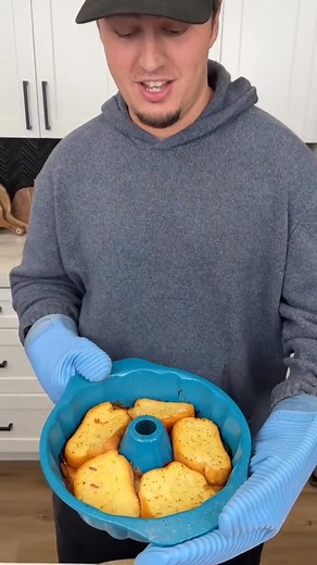 Bundt Pan Lunch Everyone will Love! Danny shows you a new way to make pizza in a bundt pan 🎬 This video was produced by Network Media and Danny N’s Kitchen | Rick Lax