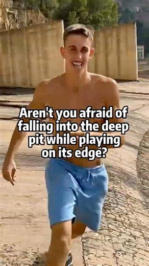 How Parkour Athletes Run Along a Deep Pit's Edge! 🤸‍♂️ #Parkour #Physics #ExtremeSports #Athlete