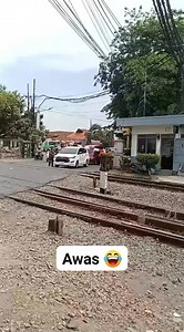 6.3K views · 46 reactions | Kejadian berbahaya ,, pengendara menerobos palang pintu #railfans #fyp #sorotan #semuaorang #pengikut #pencintakereta #jangkauanluas | Pencinta Kereta | Facebook
