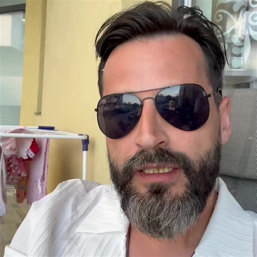 1M views · 10K reactions | In viata mea nu mai merg in concediu la COMUN,ca sunt NEAMURI sau PRIETENI… lucru amestecat miroase a.. Cel mai bine e cu nevasta ta si copiii tai, PUNCT. | Adrian Niculescu | Facebook