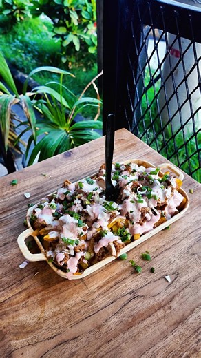 AMERICAN CHIPS Hii Sasa ni ile package ya kishua....watoto wa kishua hii inawahusu...Ni Chips ambazo zimewekewa Paprika na mbwembwe nyingine, ambayo unapata na boneless chicken breast zilizopikwa kiutaalam wa Hali ya juu....na kuna secret Sauces zinawekwa humo ambazo ndo zinakamilisha utamu wote na kuleta ladha inayokukumbusha vacation yako ya marekani mwaka uleeee... BEI NI: 15,000 TU RATIBA: JUMANNE ,JUMATANO, ALHAMIS, IJUMAA, JUMAMOSI NA JUMAPILI TU NOTE: KWA DELIVERY PIA UTALIPIA DELIVERY PA