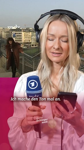 Wie findet ihr den ersten TV-Auftritt von Andrea Berg? 🥹Das war 1993 in der Sendung "Das deutsche Schlagermagazin“. Und wir lieben einfach alles daran: Die Haare, den Mantel, das Setting. 😅🥰 Auch Georg Stengel, Christin Stark, Mickie Krause, Ross Antony, Maite Kelly und Kerstin Ott sind hin und weg. ✨ | ARD Schlagerwelt