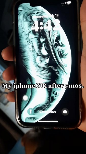 iPhone XR Screen Glitch: Replacement or Fix?