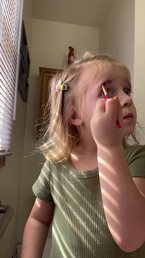 Milo make up tutorials… we’ve all been there girl. The days your makeup just isn’t sitting right. 😂 #makeuptutorial #makeupfail #toddlermakeup #eyebrowsonfleek