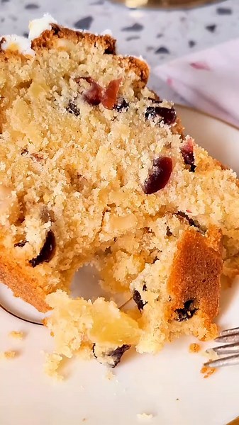 Recipe for Nut and Dried Fruit Cake: Ingredients: - 250g all-purpose wheat flour - 50g almond flour - 180g sugar - 220g eggs - 220g butter - 10g baking powder - 150g nuts - 150g dried fruits - 135g mandarin pulp Instructions: 1. Rinse and soak the dried fruits in strong alcohol. 2. Peel and blend the mandarins. 3. Mix the flour and baking powder. 4. Beat soft butter and sugar until fluffy. 5. Add eggs one by one, continue beating, then add mandarin pulp. 6. Gradually add the flour mixture, conti
