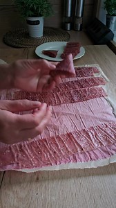 Wer Pestil nicht kennt, wird das nach diesem Rezept einfach lieben, ich mache es mit verschiedenen Obst Sorten, heute habe ich Weintrauben genommen. Zutaten: 3 Kilo Weintrauben 10ü g Zucker 100.ml Wasser Insgesamt 4 EL Speisestärke #essen #food #retepte #recipes #hausgemacht, | Was kommt heute auf den Tisch?