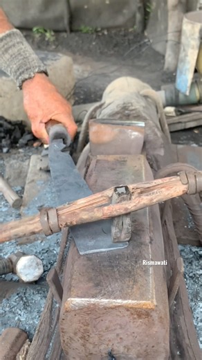 The Final Touch in Steelworking: A Precise and Clean Blade Edge Cutting Technique. #metalwork #anvil