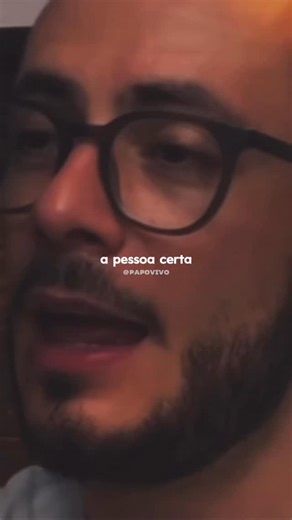 Inspiração & Cortes de Podcast on Instagram: "Existe uma confusão comum entre estar namorando e estar construindo algo de verdade. A pessoa certa não entra na sua vida para permanecer em uma zona confortável e indefinida por tempo indeterminado. Namoro não é destino, é caminho. É uma fase de avaliação, alinhamento e decisão, não um lugar para estacionar emoções por anos sem direção. Quando existe intenção clara, o namoro se torna naturalmente curto, porque não há necessidade de prolongar o óbvio