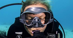 Underwater "reading glasses" help users focus on their dive