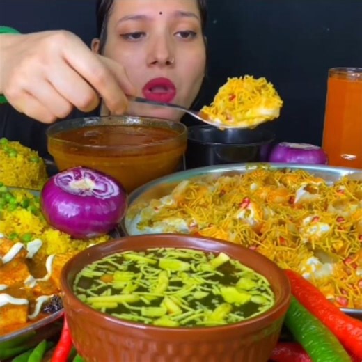 Paneer rice 🤤 dahi puri💓🍻 ‪@FoodieJD‬#mukbang #asmrfood #eatingshow #paneer #dahipuri #streetfood