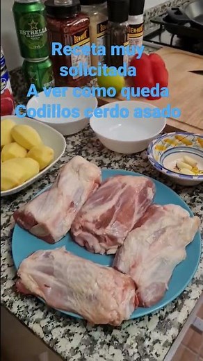 Preparando codillo de cerdo asado