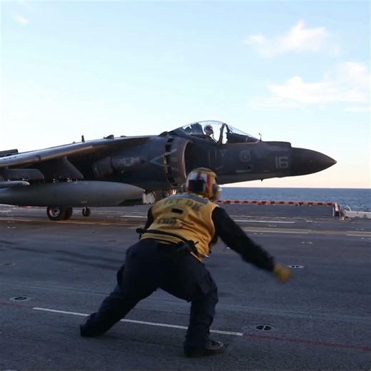 AV-8B Harrier Jet Maneuvers Like Nothing Else #aircraft #aviation