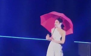 【BLACKPINK】【中字】JENNIE cover《CAN'T TAKE MY EYES OFF YOU》2018日本大阪演唱会