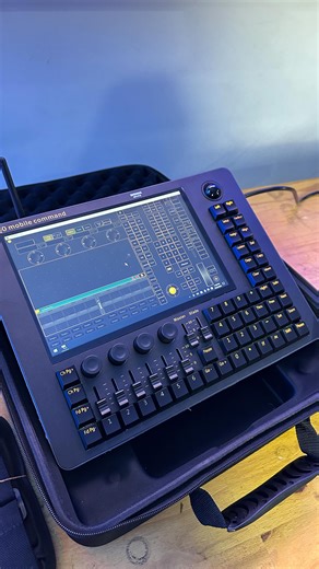 🎚️ Potência de console profissional no tamanho ideal! Apresentamos a nova Mini MA, uma mini command wing com tela touch de 10,1” e desempenho impressionante. 💡 Compacta, moderna e pronta pra qualquer show. 📩 Para mais informações, entre em contato com o nosso time de vendas! #iluminação #mesadmx #commandwing #iluminaçãoprofissional #eventos #grandma2onpc #briwax #djs #dmx | Raid Iluminação