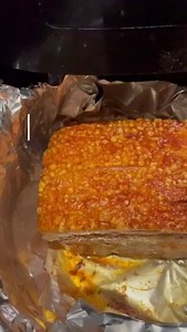 THỊT HEO QUAY LÀM NHANH LẸ NƯỚNG NCKD Thịt heo quay mình làm nhanh không ướp qua đêm bạn nào thích cái mùi ngũ vị hương thì ướp một muỗng muối, một muỗng tiêu ,nửa muỗng ngũ vị hương trộn đều rồi thoa lên mặt thịt. Mua miếng thịt heo ở Lild, về rửa sạch sẽ, sau đó nấu nước sôi chế đều lên mặt thịt và mặt da. Lấy khăn giấy lau cho thiệt là khô sau đó cho vô lò AF. Một muỗng canh giấm một muỗng canh muối trộn đều lên và quét lên mặt da. Nướng 100 độ C 1 tiếng, sau đó lấy ra, quét giấm muối lên da 