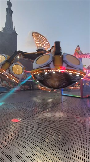 One of the best looking rides in the world; Entertainer! @entertainer_daskarussell #hussrides #kermis #kirmes #foire #ferias #fair #thrillridechallenge #thrillride #schausteller #entertainer #tilburgsekermis | The Themepark Company