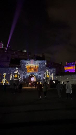 Edinburgh Castle: Castle of Light 2022 (a wonderful experience for young and old and informational too) This year you can enjoy: *Christmas at the Edinburgh Castle: Christmas Lunch; Christmas Afternoon Tea; Castle of Light: Magic and Mystery 24 Nov - 3 Jan. BTW, don't forget to pack warm clothes and sturdy shoes for your winter adventure in Edinburgh. 🏰🎄❤️‍🔥 #edinburghchristmas #edinburghcastle #edinburghscotland #visitscotland | Rhona The Unicorn Adventures