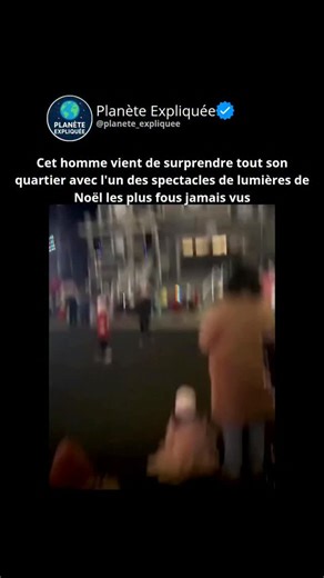 Planète expliquée on Instagram: "Voici l'une des installations de lumières de Noël les plus élaborées que vous verrez jamais. Ce qui ressemble à une simple décoration de Noël est en réalité un système hautement sophistiqué comprenant des milliers de LED, des contrôleurs personnalisés et des zones d'éclairage soigneusement cartographiées sur toute la propriété. Chaque flocon de neige, chaque ligne de toit, chaque arbre, chaque arche et chaque transition de couleur doit être programmé, câblé et te