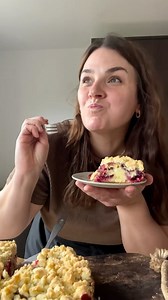 Pflaumenkuchen mit Streuseln einfach gemacht und perfekt für den Spätsommer. Saftiger Boden, fruchtige Pflaumen, knusprige Streusel. Einfach zubereitet und ideal für die Saison. ❤️ Like, wenn du Streuselkuchen liebst 📎 Speichere das Rezept für später 💬 Kommentiere, ob du Pflaumen oder Zwetschgen bevorzugst 👯‍♂️ Teile den Kuchen mit allen, die Streusel lieben 26er Kuchenform 12 Stücke 15 Minuten Vorbereitung 110 g Butter, Zimmertemperatur 80 g Zucker 2 Eier 200 g Mehl 1 Pkg Vanillezucker 2 TL 