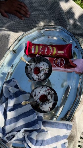 Når Hjem-IS bilen ruller ind på vejen, bliver hverdagen lidt sødere 🔔🍦 🥰 | Hjem-IS