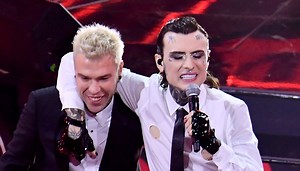 Il bacio tra Fedez e Rosa Chemical a Sanremo scatena la polemica sui social: "Era consenziente?"