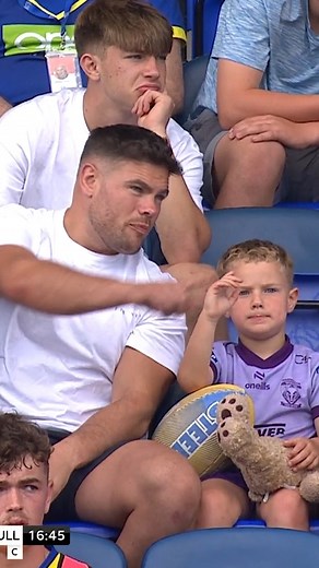 Spotting yourself on the big screen 👋❤️ #SuperLeague | Super League