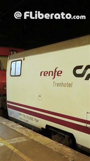 Viagem a bordo do 𝗟𝘂𝘀𝗶𝘁𝗮̂𝗻𝗶𝗮 𝗖𝗼𝗺𝗯𝗼𝗶𝗼 𝗛𝗼𝘁𝗲𝗹 (Talgo TrenHotel) entre Coimbra e Madrid, em 𝗰𝗼𝗺𝗽𝗮𝗿𝘁𝗶𝗺𝗲𝗻𝘁𝗼 𝗰𝗮𝗺𝗮-𝗽𝗿𝗲𝗳𝗲𝗿𝗲𝗻𝘁𝗲. Este comboio, cuja circulação 𝘁𝗲𝗿𝗺𝗶𝗻𝗼𝘂 𝗲𝗺 𝗺𝗮𝗿𝗰̧𝗼 𝗱𝗲 𝟮𝟬𝟮𝟬, era composto por carruagens 𝗧𝗮𝗹𝗴𝗼 𝗱𝗮𝘀 𝘀𝗲́𝗿𝗶𝗲𝘀 𝗜𝗩 𝗲 𝗩𝗜, e circulava em conjunto com o comboio Sud-Express no percurso entre Lisboa e Medina del Campo. | FLiberato