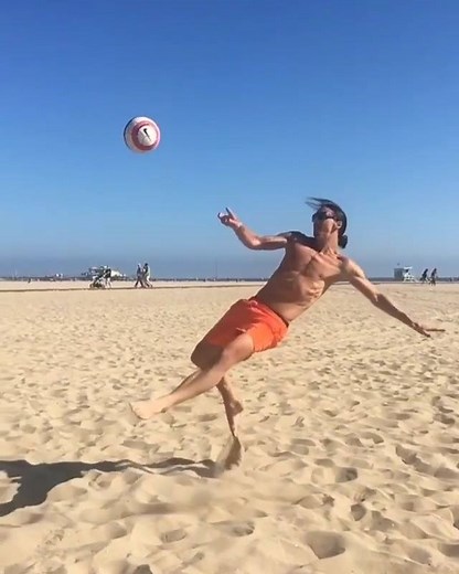 Zlatan Ibrahimovic at the beach. BEST SOCCER FOOTBALL VINES: https://youtu.be/QEo4htfN_EU | Freekickerz