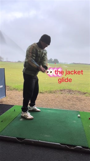 Watch the jacket glide and learn about Glide Layer Swingchronization®️ AVZ(acceleration via zero friction)