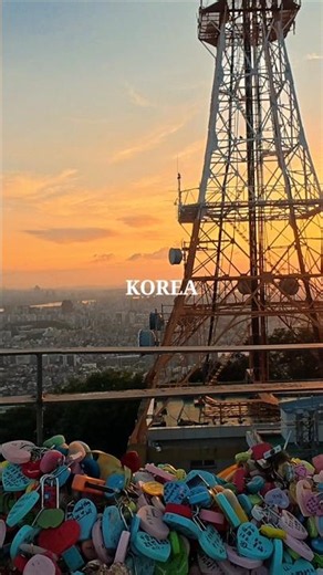 한국의 여름 수많은 외국인 인파, 노을지는 로맨틱한 서울 남산타워 산책 A Cinematic Walking Tour of Seoul's Namsan Tower at Sunset