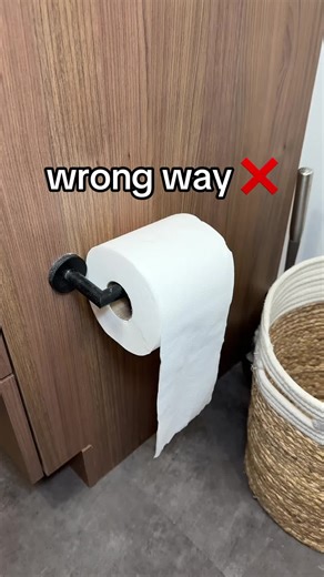 Correct way to use toilet paper 🧻 🤯 #lifetips #homehacks #cleaningtips #lifehacks #tipsandtricks