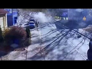 Źuraw wieżowy przewrócił się na drogę w Wieliczce - apel policji