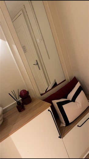 Une couleur audacieuse et élégante dans le design d'intérieur, apportant chaleur et caractère à n'importe quel espace. encourager l'énergie et la concentration, tout en ajoutant une touche de luxe et de sophistication #decoracion #bordeaux #interiordesign