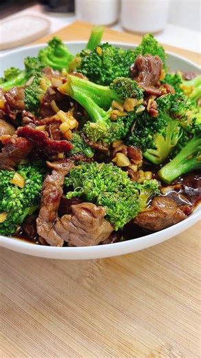 Craving takeout? Make this Panda Express Beef and Broccoli at home in under 30 minutes! https://iheartumami.com/panda-express-beef-and-broccoli/ Tender beef, crunchy broccoli, and a rich savory sauce—yum! 😋 It’s healthier, faster, and just as delicious as your favorite takeout spot. This dish is so good! Don’t miss it! | I Heart Umami