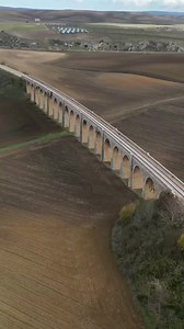 Puglia 📍#Spinazzola - BT 🎬𝐈𝐥 𝐩𝐨𝐧𝐭𝐞 𝐝𝐞𝐢 𝟐𝟏 𝐀𝐫𝐜𝐡𝐢 Un antico ponte ferroviario “il viadotto fantasma”, la cui costruzione risale all’ottocento e che ancora oggi si erge maestoso su una valle incontaminata.na costruzione di assoluta bellezza edificata nel 1889-1891 per consentire ai binari che univano Gioia del Colle a Rocchetta Sant’Antonio di attraversare anche la Murgia. Nonostante la sua storia centenaria, il viadotto si mostra oggi in tutto il suo splendore,complice la vicina