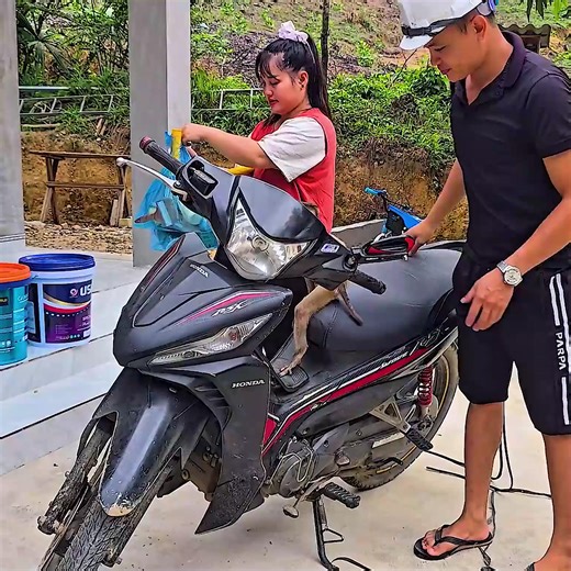 A beautiful moment of family bonding as Cu Bon and his dad paint the new house - 007 | Meanrith Nou