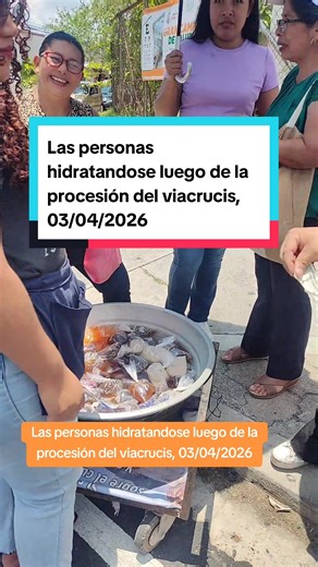 Las personas hidratandose luego de la procesión del viacrucis, 03/04/2026 #altavista