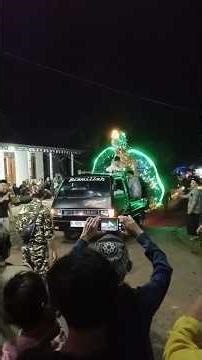 ada burung garuda naik mobil