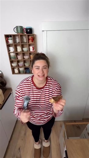 Sára Fábry on Instagram: "bude se vám tato série hodit? tak mi napište🤎 na sladkou křupavou tortillu navíc potřebujete jen 3 suroviny💪🏻 SLADKÁ TORTILLA ✨celozrnná tortilla (překrojit napůl) ✨oblíbené ořechové máslo ✨banán Postupuj dle videa a dej péct do horkovzdušky na 200 °C asi na 5-8 minut podle toho, jak moc chceš tortillu křupavou. #receptyzhorkovzdusnefritezy #tortilla"