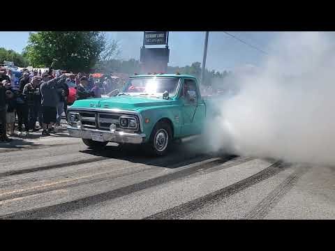 Twin turbo 6V53 tire burning smoke show.