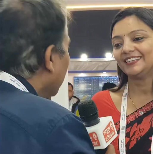 यही तो अंतर होता है सामाजिक चेतना वाले व्यक्ति और मासिक वेतन पर आत्ममुग्ध होकर विचरण करने वाले प्राणी में चाहे वह पुरुष हों अथवा महिला। लाख-डेढ़ लाख की मासिक आय मिलते ही कुछ लोगों को ऐसा दिव्य बोध हो जाता है मानो स्वयं विद्या की देवी ने इनके कान में फुसफुसाकर कह दिया हो। तुमसे अधिक योग्य इस पृथ्वी पर कोई नहीं। इतनी सार्वजनिक असुविधा (जिसे सामान्य भाषा में लोग बेज्जती भी कहते हैं) के पश्चात भी मोहतरमा की वाणी और बुद्धि में न समर्पण की झलक, न क्षमा की आहट। उलटे मैडम साहिबा ने तो पत्रकार महोदय की उ