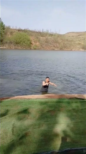 Handsome guy's first swing attempt, courage commendable!