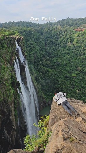 Jog Falls is a waterfall on the Sharavati river located in Siddapura taluk, Uttara Kannada District and it's view point located in Shimoga district of Karnataka, India.🌊 . . . Repost @__theadvguy__ #jog #jogfalls #jogfallskarnataka #jogfallsindia #shivamogga #shimoga #shimmoga #shivamogakarnataka #karnatakatourism #karnataka_ig #karnatakafocus #karnatakapictures #karnatakadiaries #karnatakaphotographers #rawnature #photosofnature #waterfall #waterfallphotography #fallsofinstagram #plungewaterfa