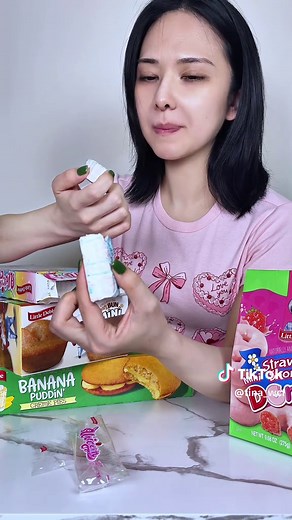 Let’s try more rare, at least rare to me, little Debbie snacks. On the menu today: unicorn strawberry cake, honey bun muffin, banana creme pudding pie, and strawberry shortcake donut. I love little Debbie #littledebbie #snacks #cakes #tastetest #foodreview