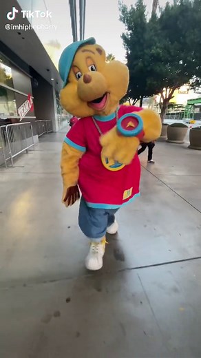 Just walking through your timeline🚶🏽‍♂️ #hiphopharry #walkthrough #fyp