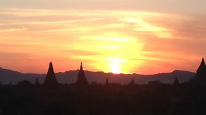 File:Sunset seen from Shwesandaw Pagoda, Bagan, Myanmar - 20141209.webm - Wikimedia Commons