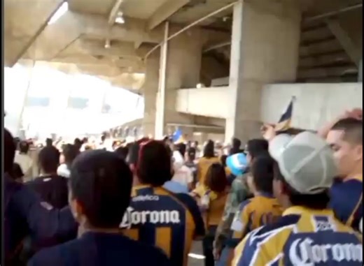 #laguerrilla saliendo del azteca en 2013 #paratiiiiiiiiiiiiiiiiiiiiiiiiiiiiiii #fyp #futbol #ligamx